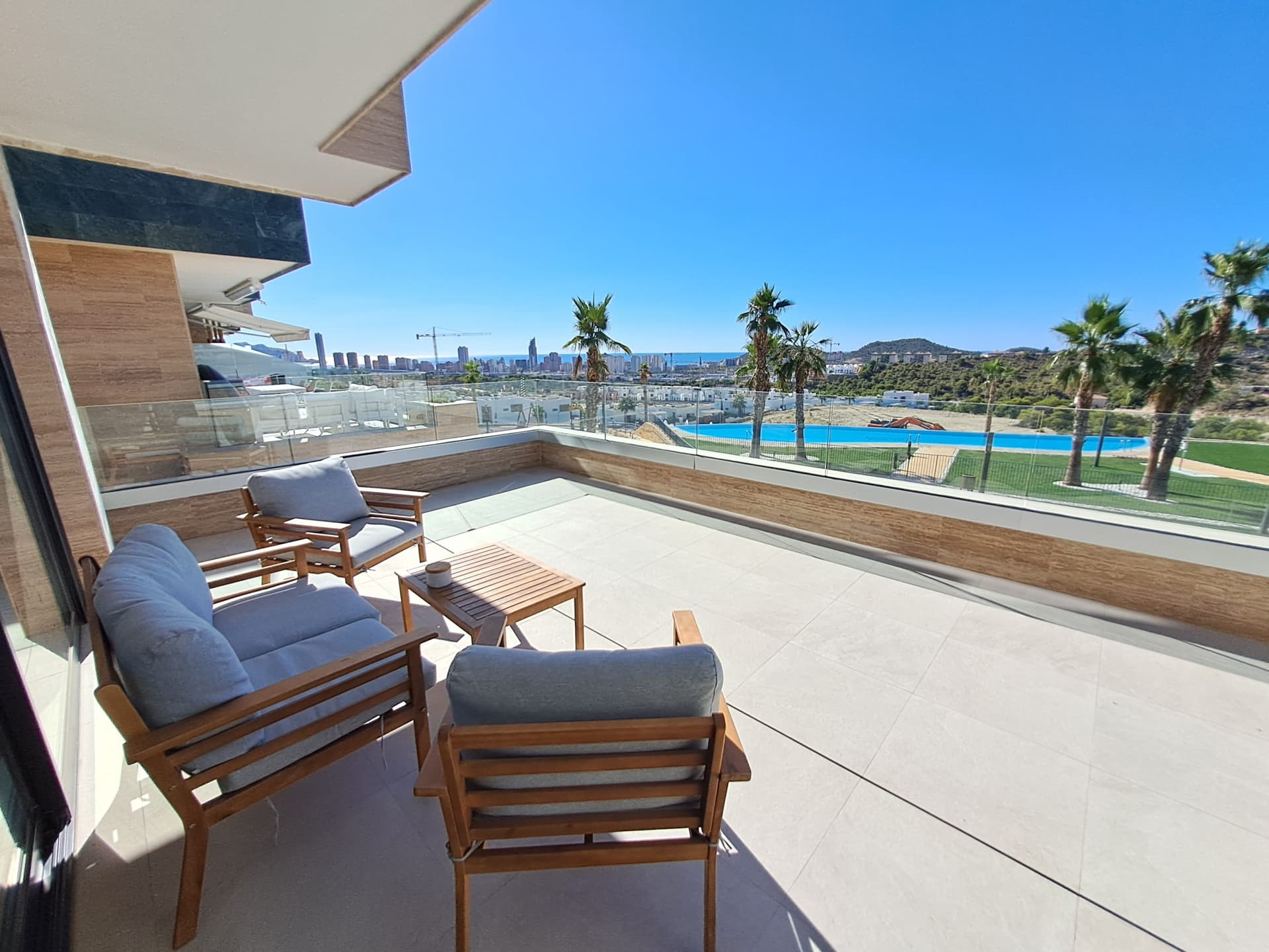 Benidorm kertvárosában, új építésű lakóparkban amerikai-konyhás nappali + 2 hálószobás, nagy erkélyes lakás!