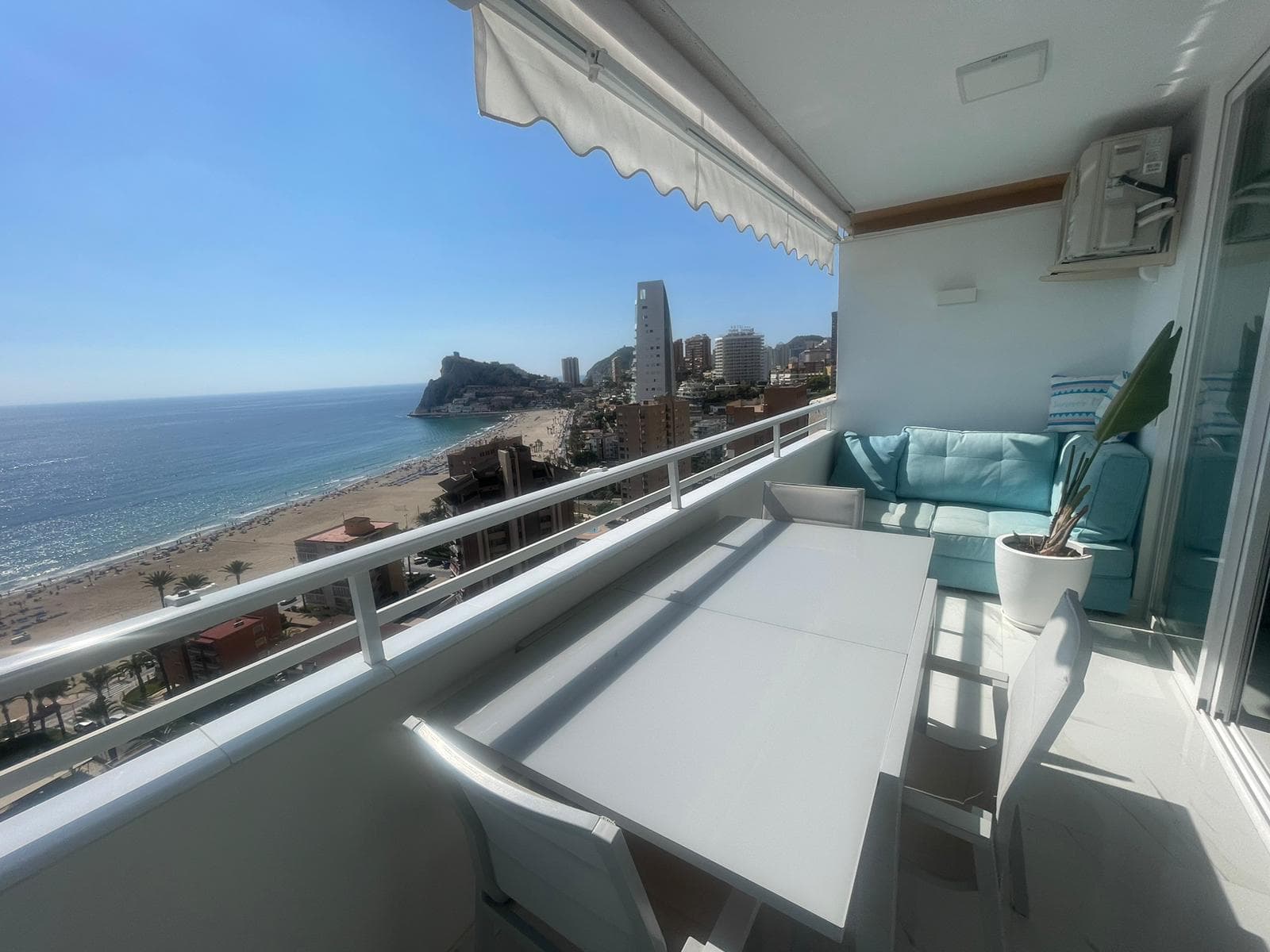 Benidorm központjában 18.emeleti felújított, 50nm-es panorámás lakás eladó!