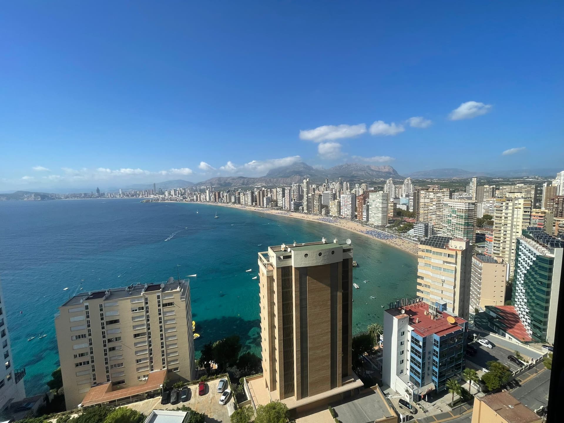 Benidorm központjában 13.emeleti, 2 szobás, erkélyes, tengerre néző lakás eladó!