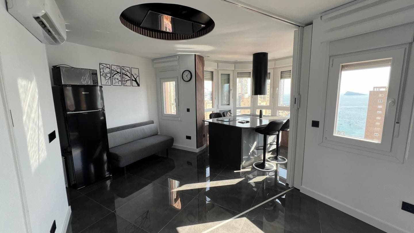 Gyönyörű felújított lakás lenyűgöző kilátással Levante beachre Benidormban, medencés házban