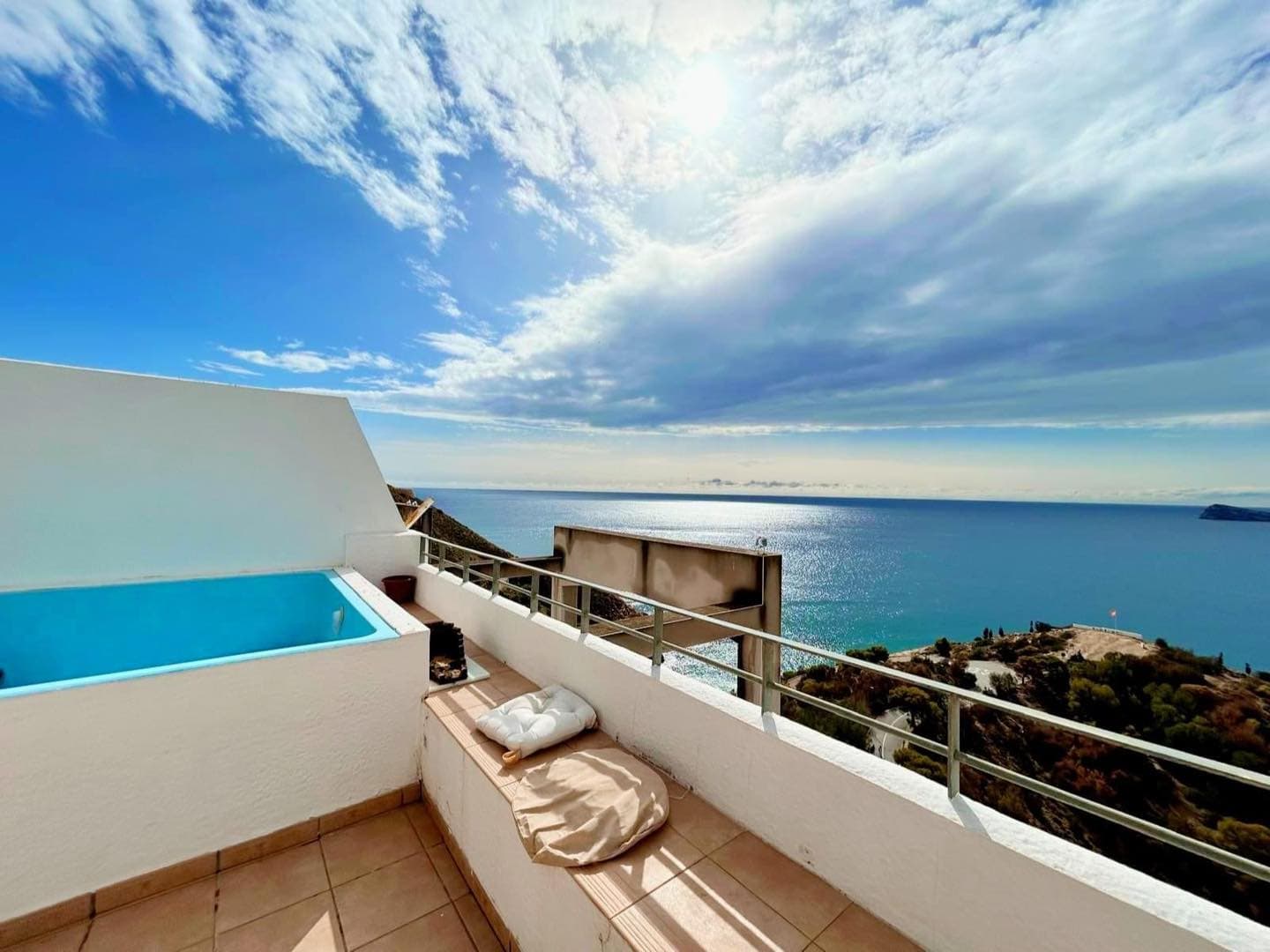 Tengerparti apartman a Feel-ing kínálatában lenyűgöző kilátással Benidorm öblére és a Földközi-tengerre!