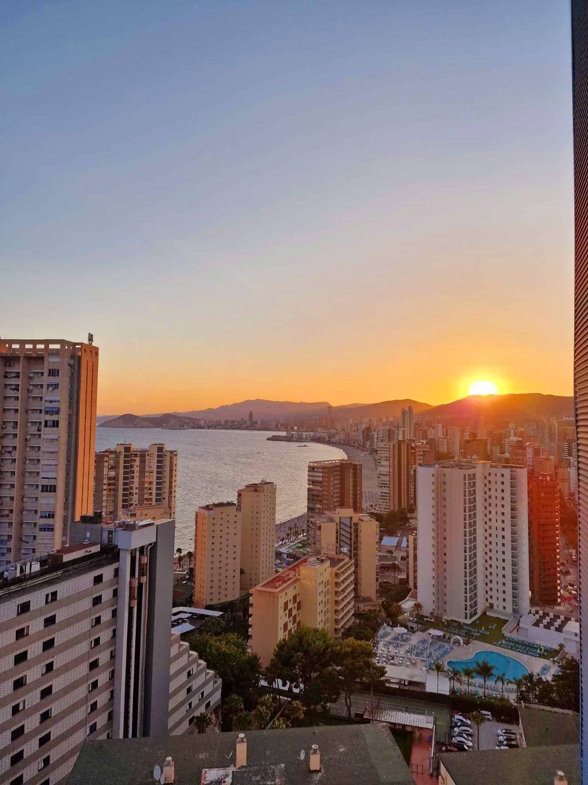 Panorámás kilátással a Földközi-tengerre, felújított apartman új, boldog tulajdonosát keresi Benidormban, medencés házban, saját parkolóval!