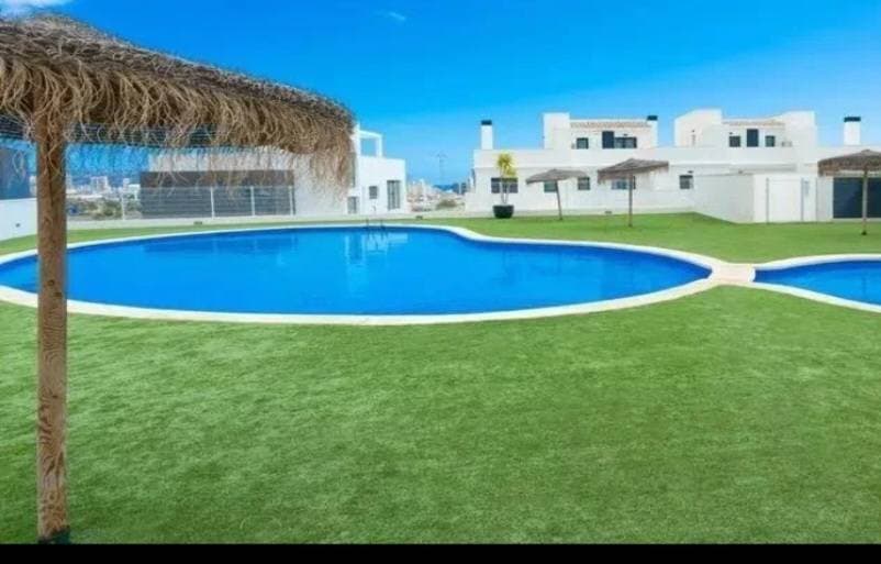 Földközi-tengerre néző, szinte új ikerház modern dizájnnal Finestraton, Benidorm felett!